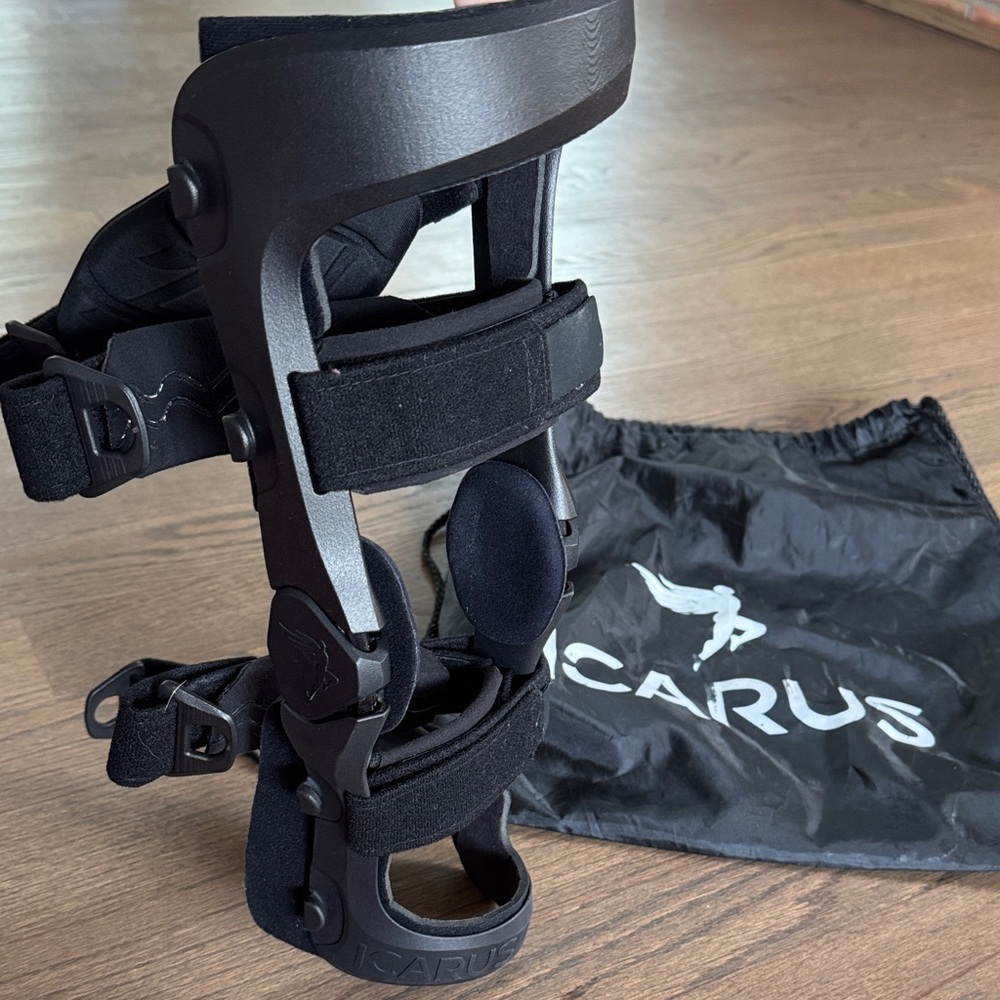 Icarus Ascender Black Knee Brace Size M from Hospital for Special Surgery in NYC